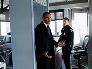 Барак Обама и офицер охраны.