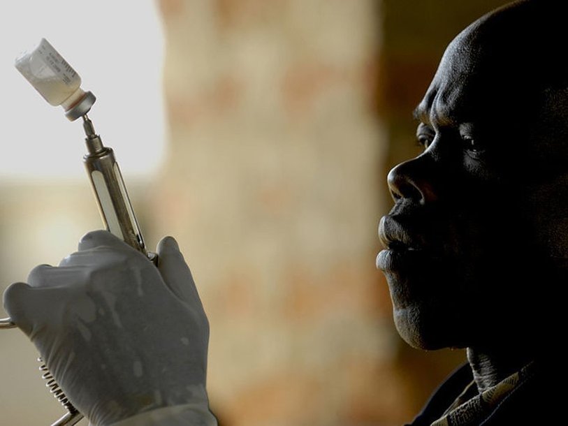 Ветеринар готовится проводить вакцинацию от бешенства (Уганда)