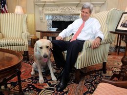 Джон Керри с собакой