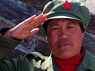 Китайский артист в форме солдата Народной Армии Китая.