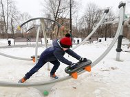 На детской площадке