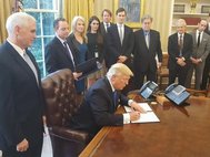 Президент США Дональд Трамп подписывает указ