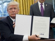 Дональд Трамп демонстрирует подписанный указ