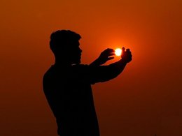 Человек и Солнце на закате.