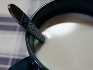 Кружка с молоком.