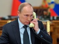 В.Путин говорит по телефону.