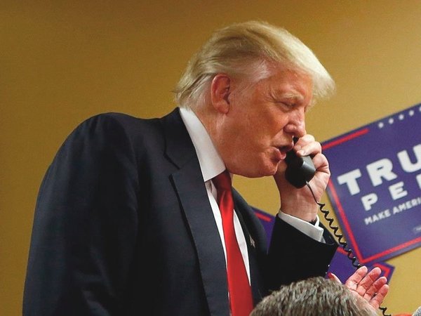 Д.Трамп разговаривает по телефону.