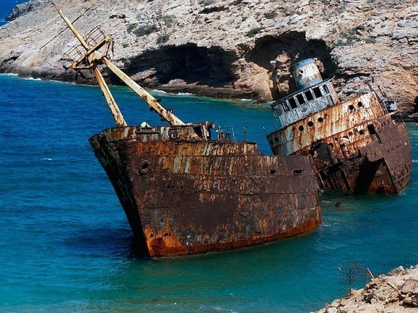 Затонувший греческий корабль.