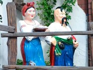 Фигурки украинцев в национальной одежде.