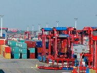 Морской порт. Погрузка товаров.