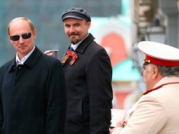 Двойники глав государств разных эпох на Красной площади.