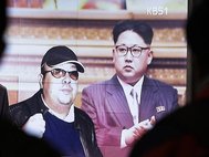 Телевизионная заставка с изображениями Ким Чон Нама и Ким Чен Ына