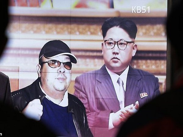 Телевизионная заставка с изображениями Ким Чон Нама и Ким Чен Ына