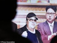 Телевизионная заставка с изображениями Ким Чон Нама и Ким Чен Ына