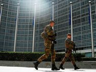 Брюссель. Военные у здания Евросоюза.