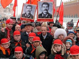 Коммунисты с портретами И. Сталина
