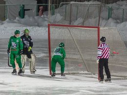 Игроки архангельского "Водника" у своих ворот на матче с "Байкал-Энергией" 26 февраля 2017