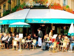 Жители Парижа в кафе