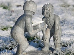 Скульптурная группа "Борьба нанайских мальчиков"