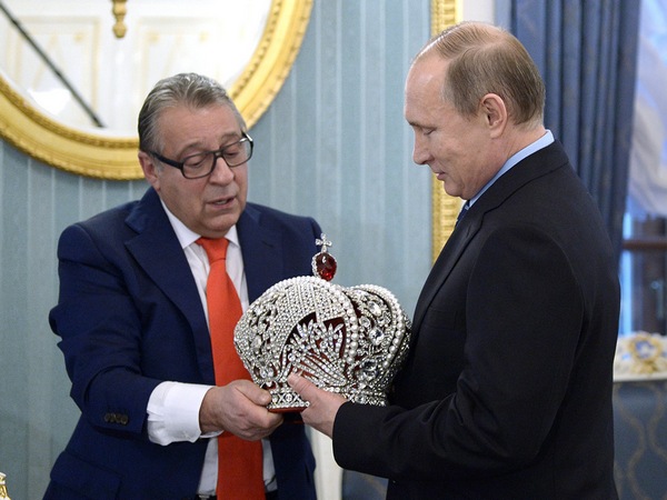 Геннадий Хазанов дарит корону Владимиру Путину