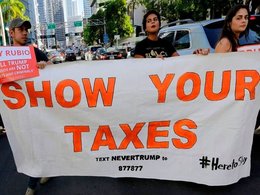 Демонстранты призывают Трампа рассказать о налогах