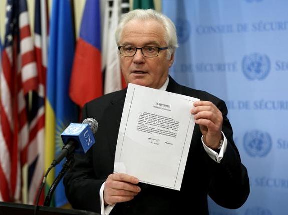 Виталий Чуркин показывает письмо Виктора Януковича в ООН