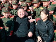 Ким Чен Ын с воспитанниками военных школ