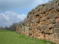 Руины стены в Новых Фалериях