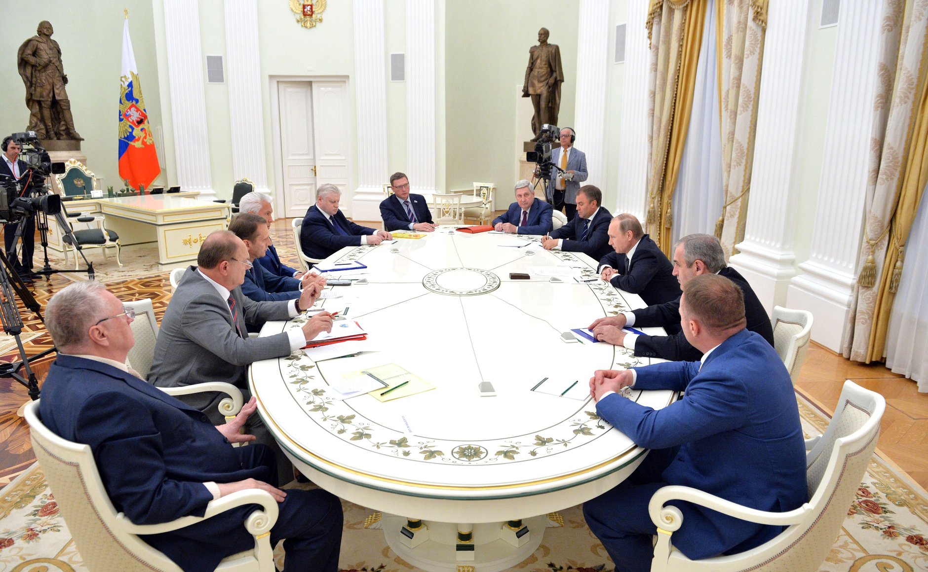 Путин за круглым столом