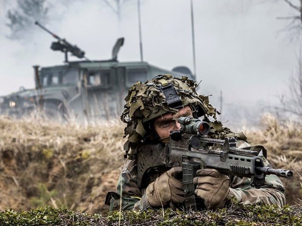 Солдат НАТО на стрельбище