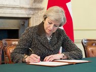 Тереза Мэй подписывает письмо председателю Европарламента о выходе Британии из ЕС