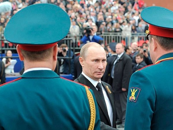 В.Путин принимает парад на Красной площади