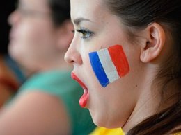 Девушка поет гимн Франции