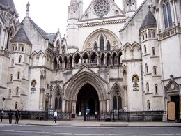 У входа в здание Высокого суда Лондона
