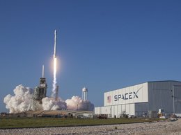 Запуск ракеты-носителя Falcon 9 с телекоммуникационным спутником SES-10 произведён со стартового комплекса LC-39A в Космическом центре Кеннеди