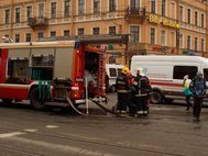 Взрыв в метро в С.Петербурге. Пожарный расчет рядом со станцией метро