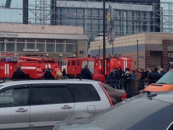 Взрыв в С.Петербурге. Пожарные машины на Сенной площади