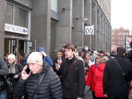 У входа в метро после известия о взрыве. Санкт-Петербург, 3 апреля 2017