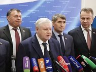 Лидер "Справедливой России" Сергей Миронов (в центре) с членами партийной фракции в Госдуме
