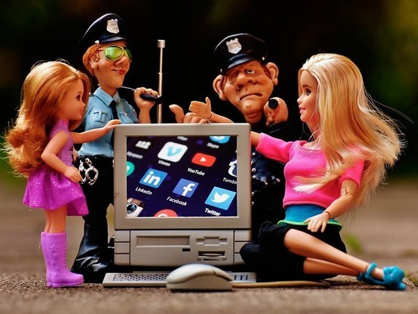 Фигурки кукол с игрушечным компьютером
