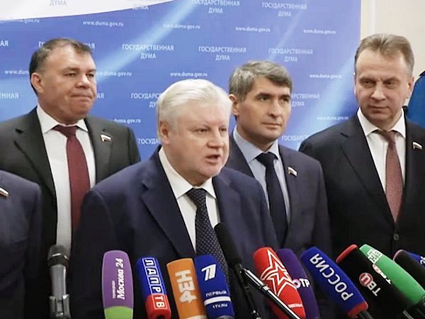 Лидер "Справедливой России" Сергей Миронов (в центре) с членами партийной фракции в Госдуме