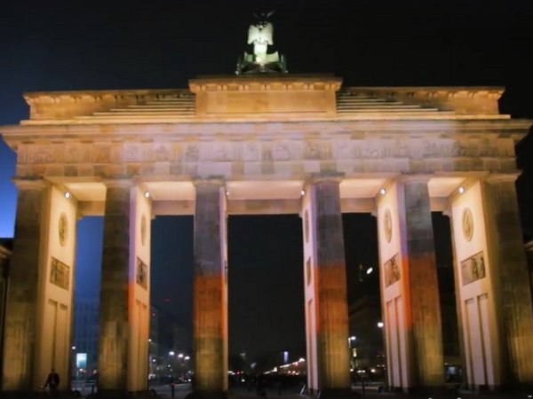 Бранденбургские ворота, подсвеченные в цвета флага РФ