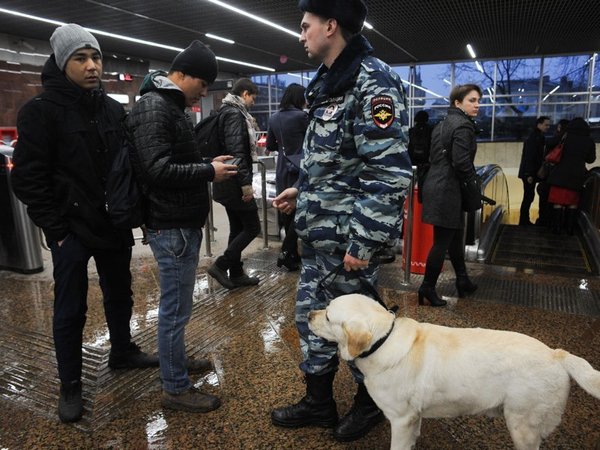 Проверка документов в московском метро в день теракта в Петербурге