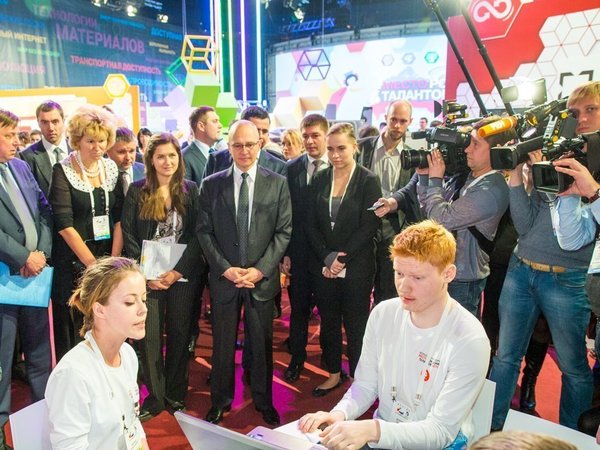 Сергей Кириенко (в центре) на форуме "Будущие интеллектуальные лидеры России". Ноябрь 2016