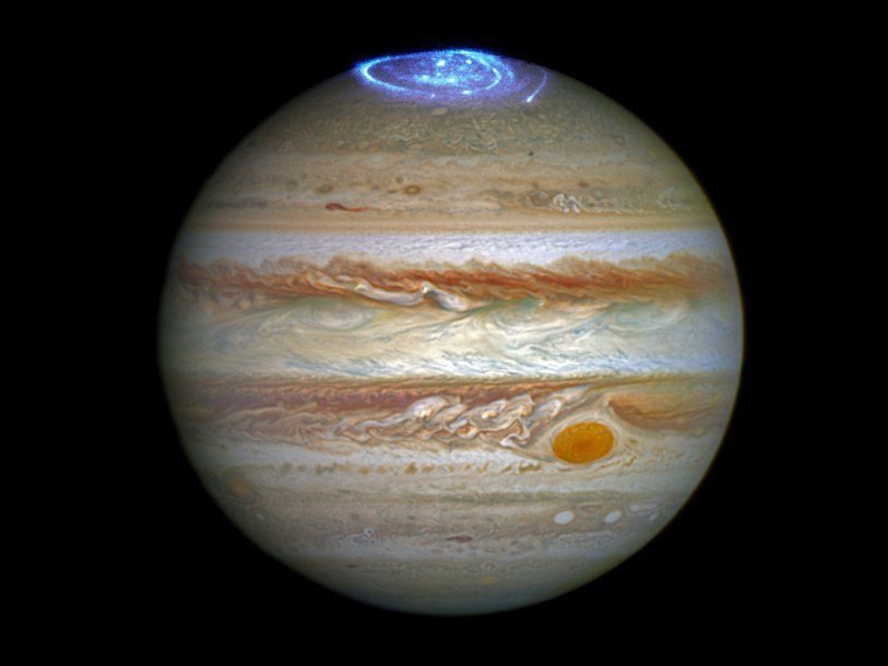 Возникновение Большого холодного пятна может быть связано с высокоэнергетическими частицами, ответственными за полярные сияния на Юпитере