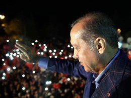 Реджеп Тайип Эрдоган приветствует своих сторонников