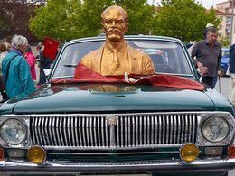 Блошиный рынок. Бюст В.И.Ленина на капоте автомобиля ГАЗ-24