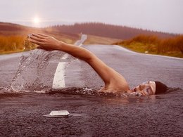Фотоколлаж: пловец на дороге