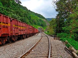 Железная дорога проходящая через лес