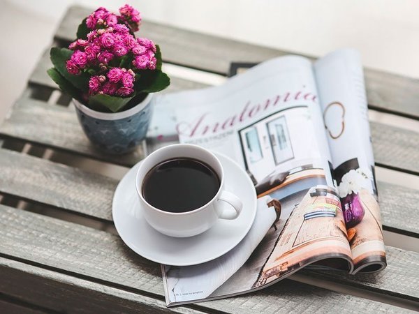 Утренний кофе и журнал
